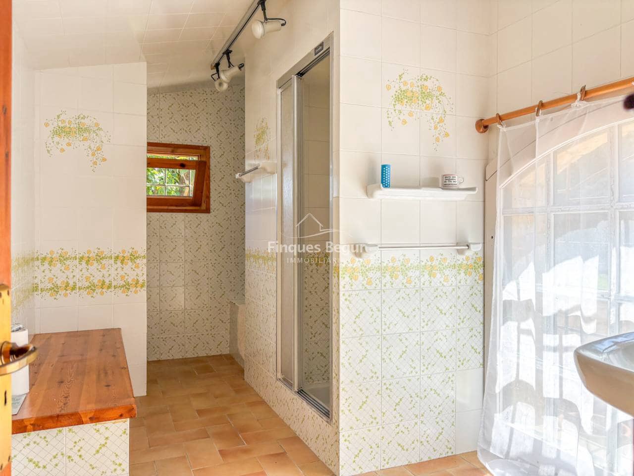 6 bedroom Villa for sale in Mont-ras with garage - € 500,000 (Ref: 9719374)