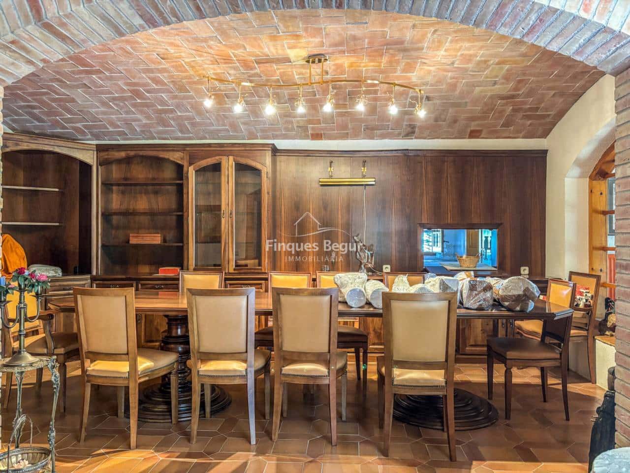 6 bedroom Villa for sale in Mont-ras with garage - € 500,000 (Ref: 9719374)