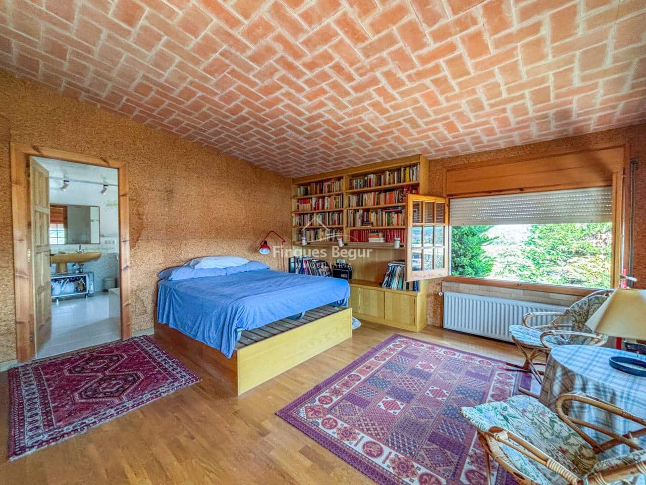 6 bedroom Villa for sale in Mont-ras with garage - € 500,000 (Ref: 9719374)