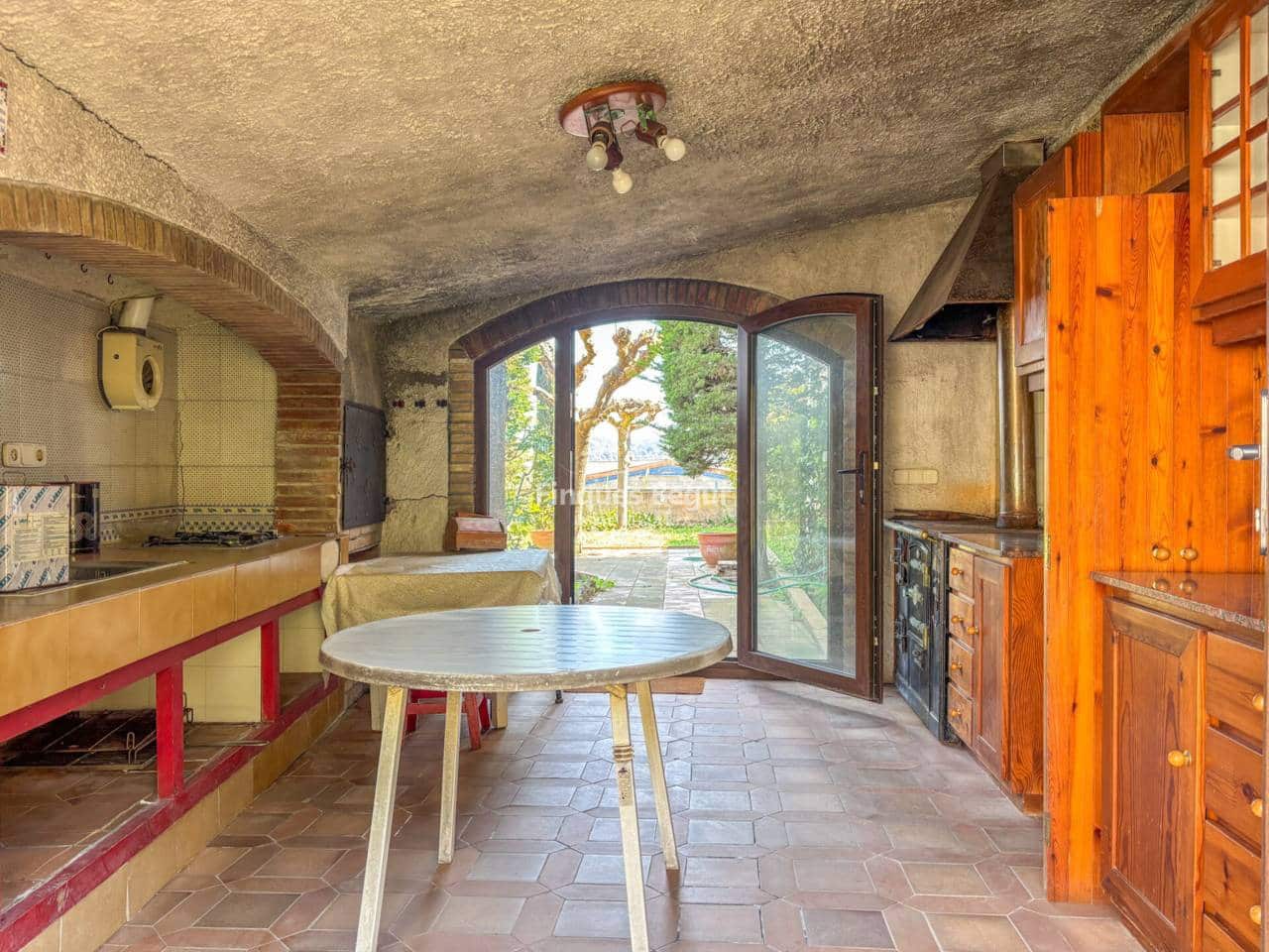 6 bedroom Villa for sale in Mont-ras with garage - € 500,000 (Ref: 9719374)