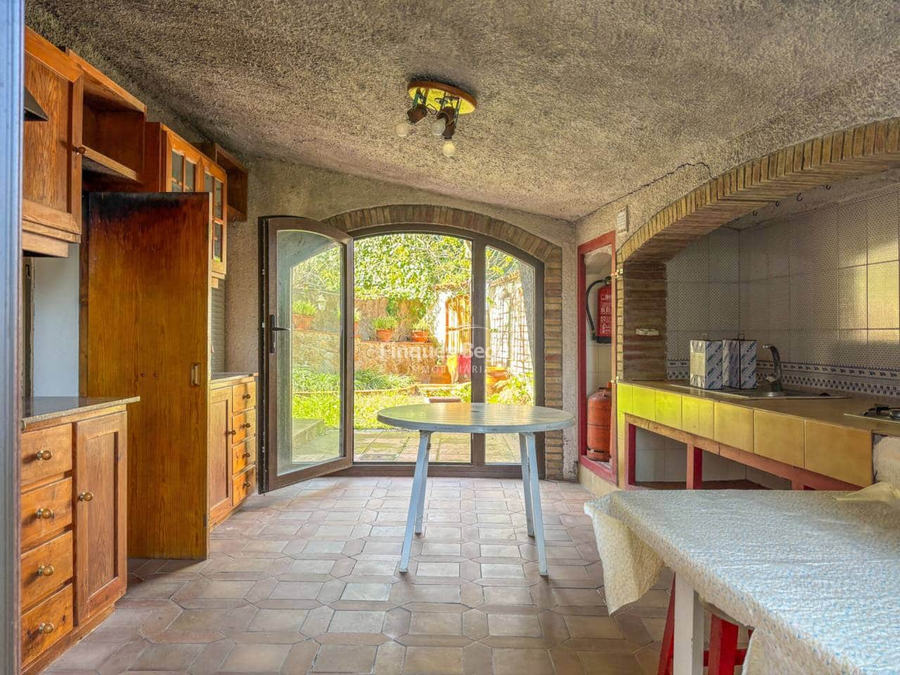 6 bedroom Villa for sale in Mont-ras with garage - € 500,000 (Ref: 9719374)