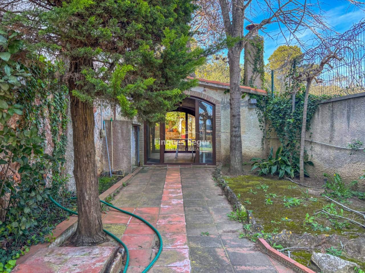 6 bedroom Villa for sale in Mont-ras with garage - € 500,000 (Ref: 9719374)