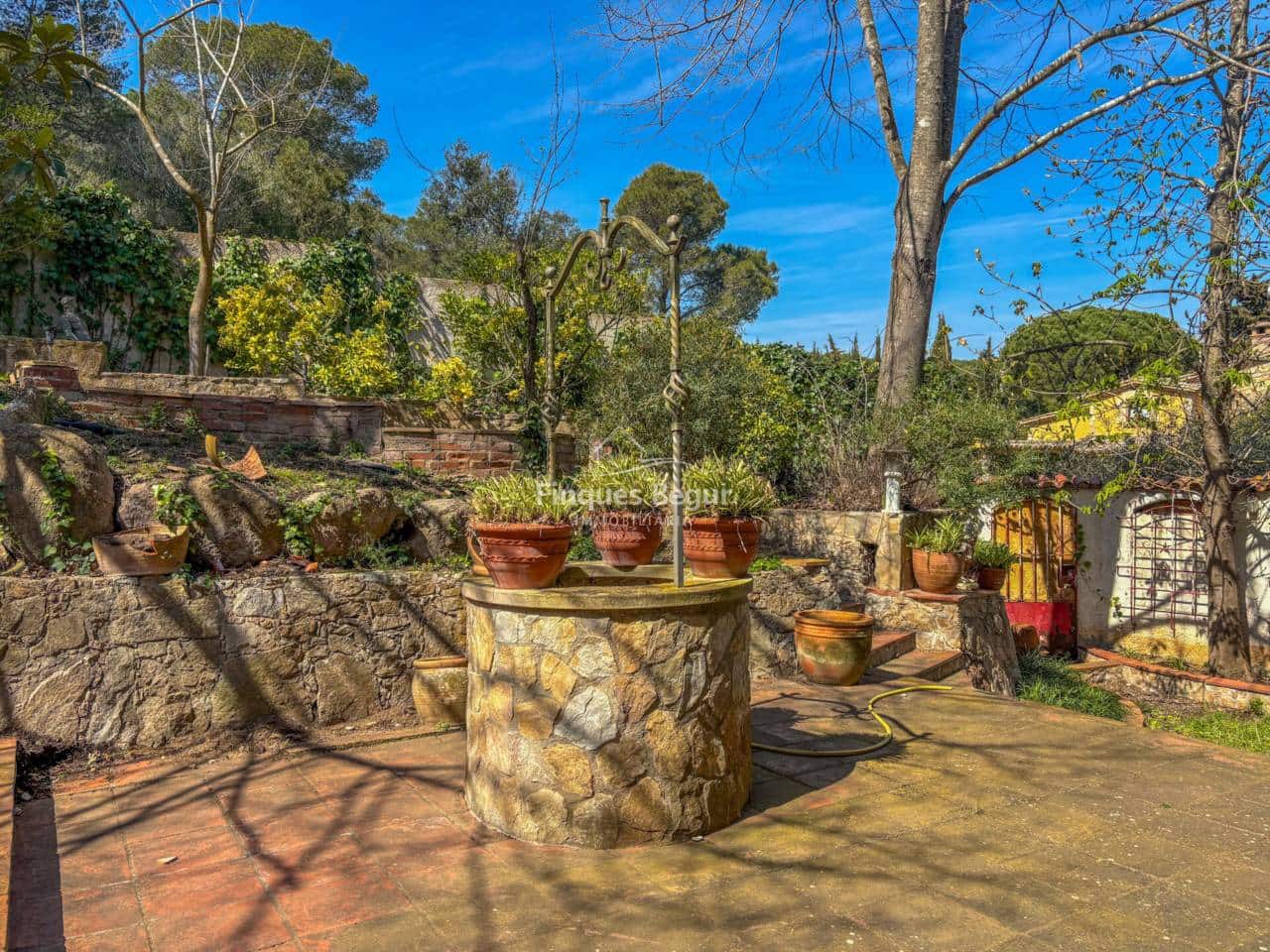 6 bedroom Villa for sale in Mont-ras with garage - € 500,000 (Ref: 9719374)