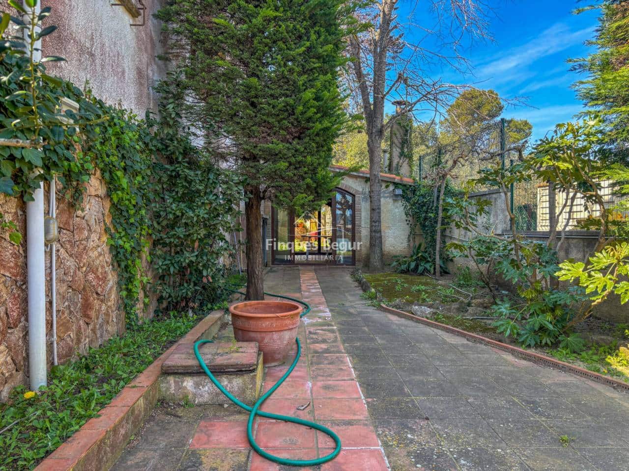 6 bedroom Villa for sale in Mont-ras with garage - € 500,000 (Ref: 9719374)