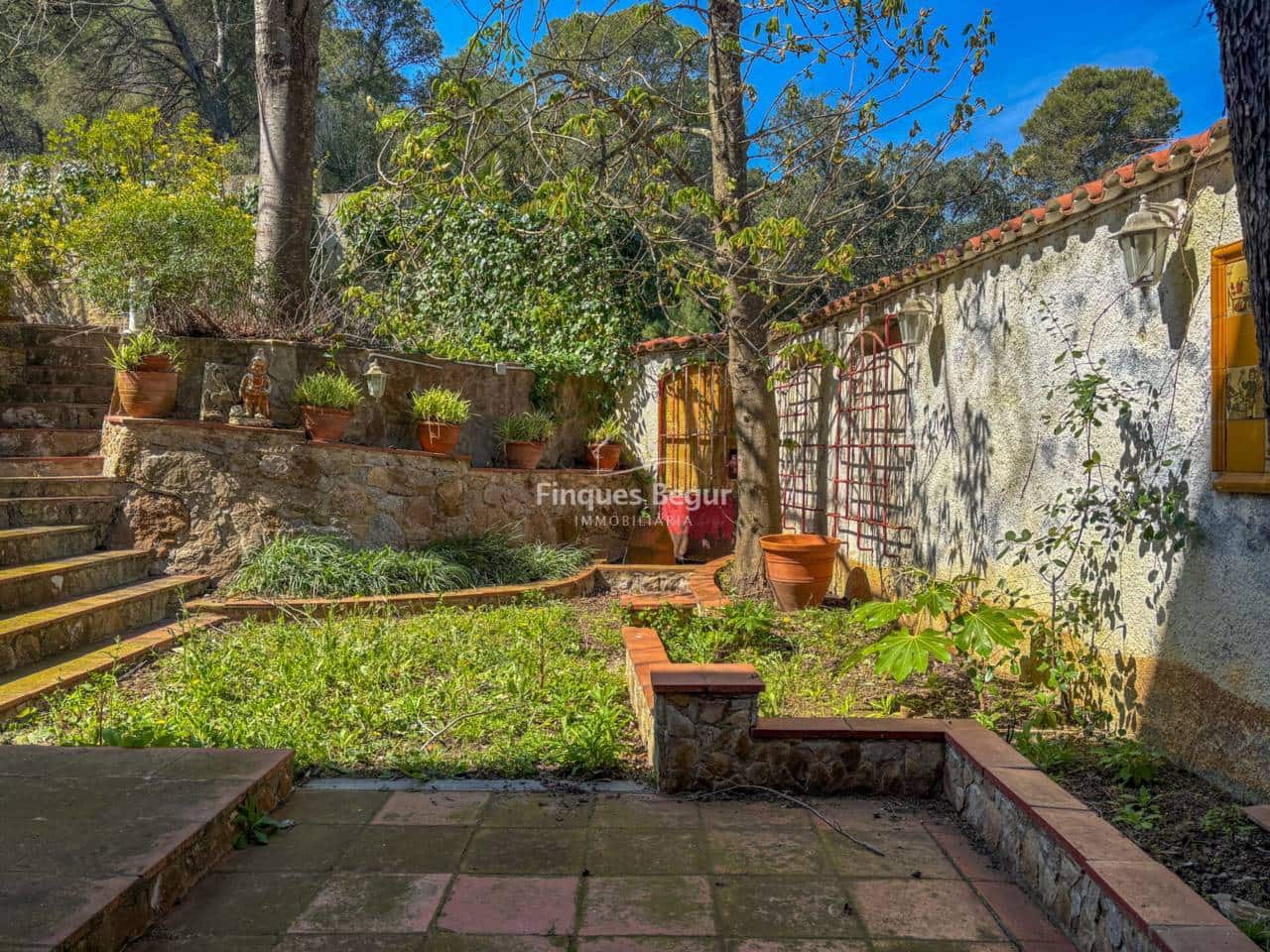 6 bedroom Villa for sale in Mont-ras with garage - € 500,000 (Ref: 9719374)