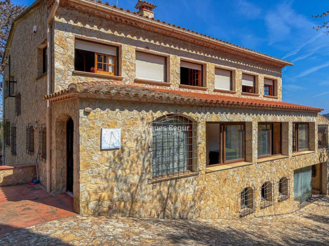 6 bedroom Villa for sale in Mont-ras with garage - € 500,000 (Ref: 9719374)