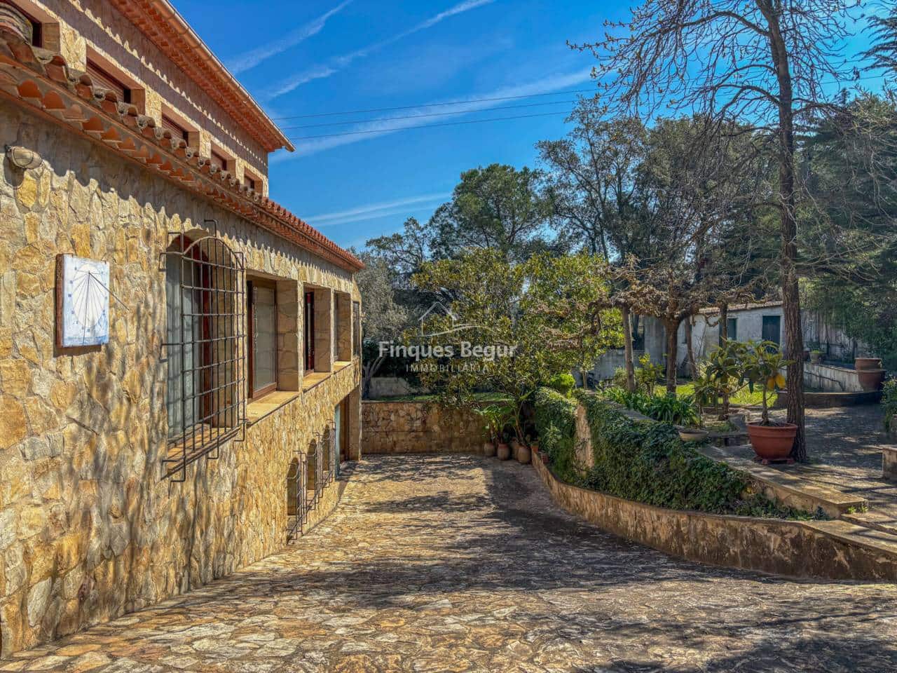 6 bedroom Villa for sale in Mont-ras with garage - € 500,000 (Ref: 9719374)