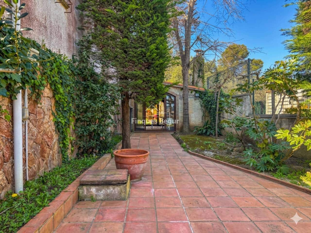 6 bedroom Villa for sale in Mont-ras with garage - € 500,000 (Ref: 9719374)