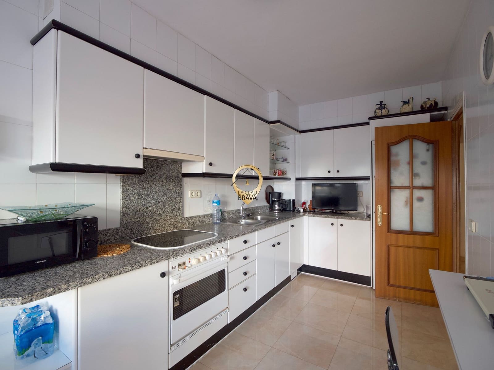 6 bedroom Commercial for sale in Sant Feliu de Guixols - € 745,000 (Ref: 9536423)