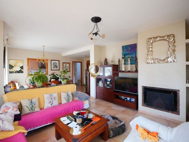 5 Zimmer Villa zu verkaufen in Santa Cristina d'Aro mit Garage - 550.000 € (Ref: 9628236)