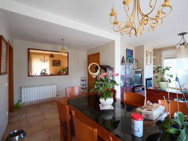 5 Zimmer Villa zu verkaufen in Santa Cristina d'Aro mit Garage - 550.000 € (Ref: 9628236)