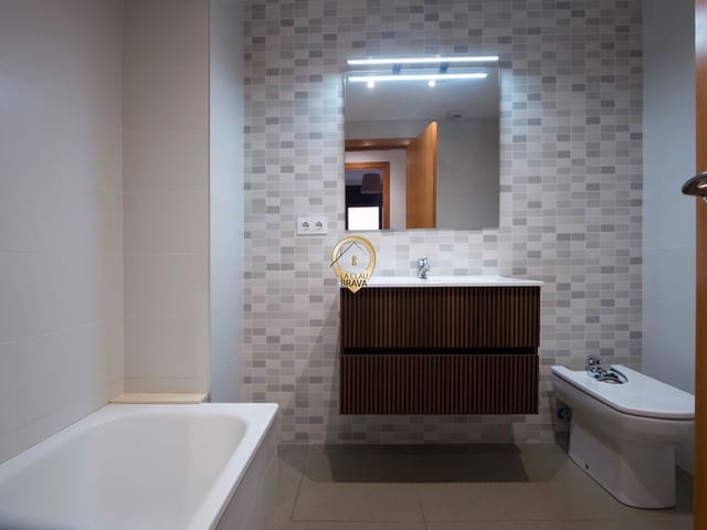 4 makuuhuone Asunto myytävänä paikassa Sant Feliu de Guíxols mukana 
autotalli - 350 000 € (Ref: 9629208)