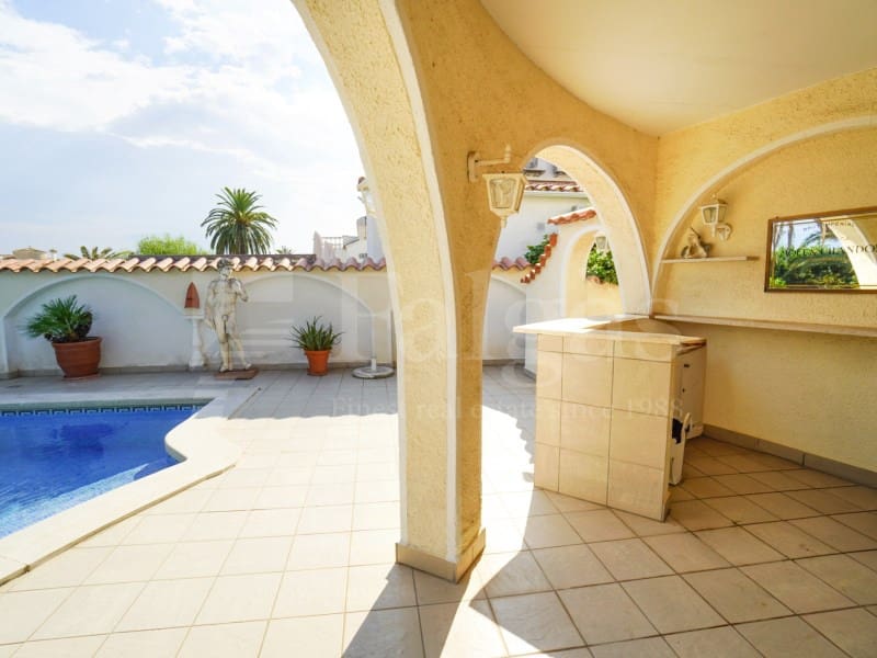3 slaapkamer Villa te koop in Empuriabrava met zwembad garage - € 1.060.000 (Ref: 10015243)