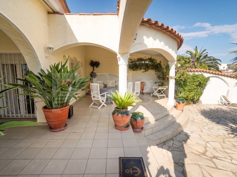 3 slaapkamer Villa te koop in Empuriabrava met zwembad garage - € 1.060.000 (Ref: 10015243)