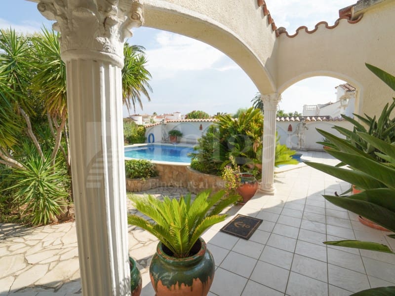 3 slaapkamer Villa te koop in Empuriabrava met zwembad garage - € 1.060.000 (Ref: 10015243)