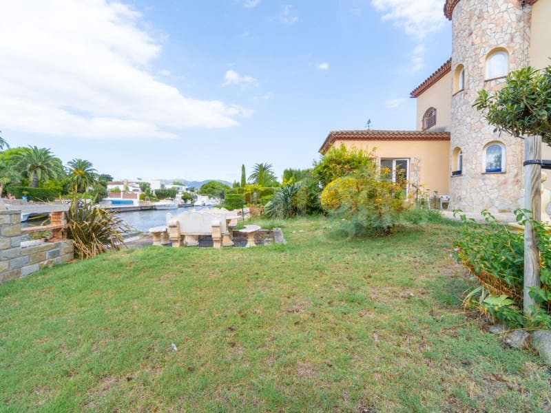 4 quarto Moradia para venda em Empuriabrava com piscina garagem - 1 995 000 € (Ref: 10050025)