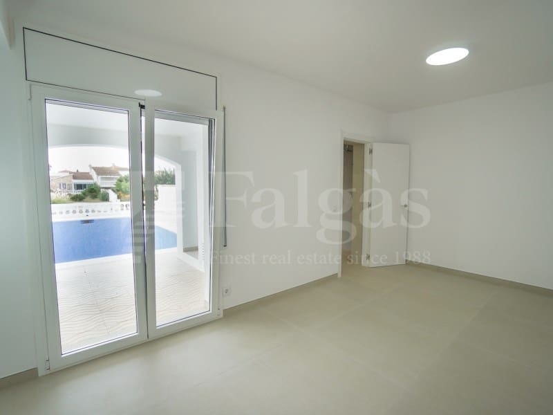 3 slaapkamer Villa te koop in Empuriabrava met zwembad garage - € 975.000 (Ref: 10086047)