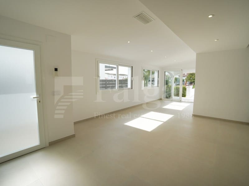 3 slaapkamer Villa te koop in Empuriabrava met zwembad garage - € 975.000 (Ref: 10086047)
