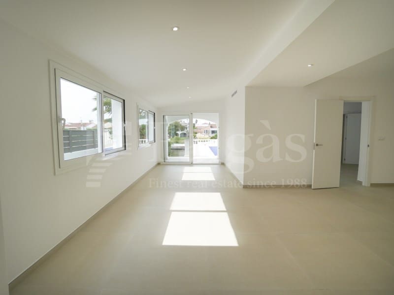 3 slaapkamer Villa te koop in Empuriabrava met zwembad garage - € 975.000 (Ref: 10086047)
