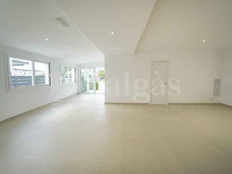 3 slaapkamer Villa te koop in Empuriabrava met zwembad garage - € 975.000 (Ref: 10086047)