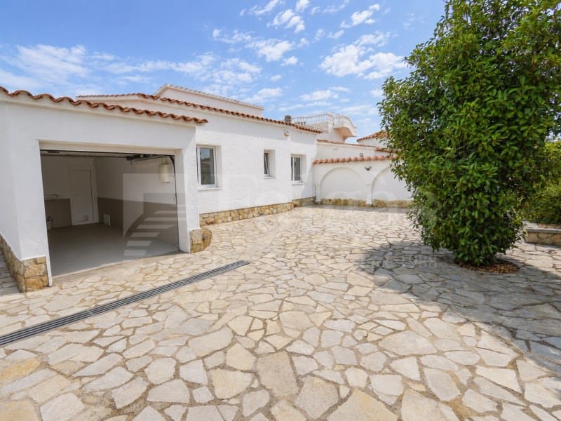3 slaapkamer Villa te koop in Empuriabrava met zwembad garage - € 975.000 (Ref: 10086047)