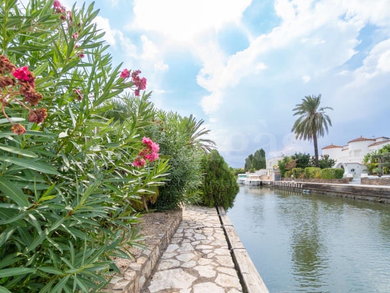 3 slaapkamer Villa te koop in Empuriabrava met zwembad garage - € 950.000 (Ref: 10094373)