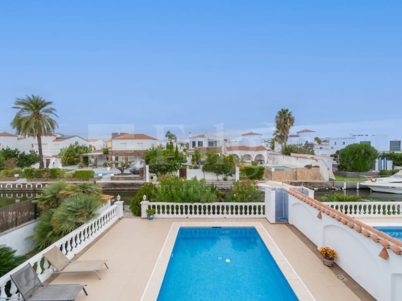 3 slaapkamer Villa te koop in Empuriabrava met zwembad garage - € 950.000 (Ref: 10094373)
