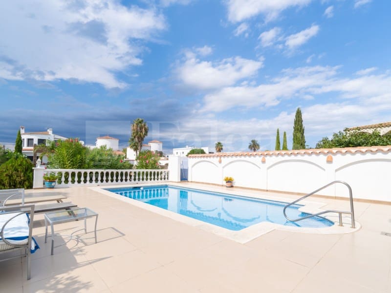 3 slaapkamer Villa te koop in Empuriabrava met zwembad garage - € 950.000 (Ref: 10094373)
