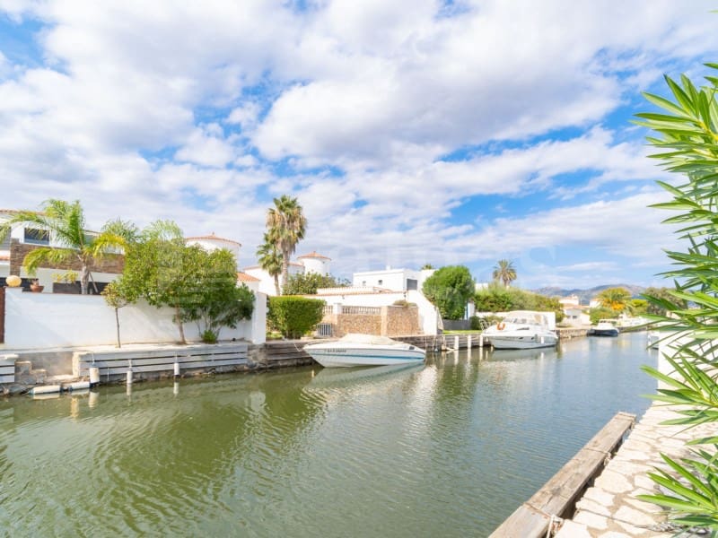 3 slaapkamer Villa te koop in Empuriabrava met zwembad garage - € 950.000 (Ref: 10094373)