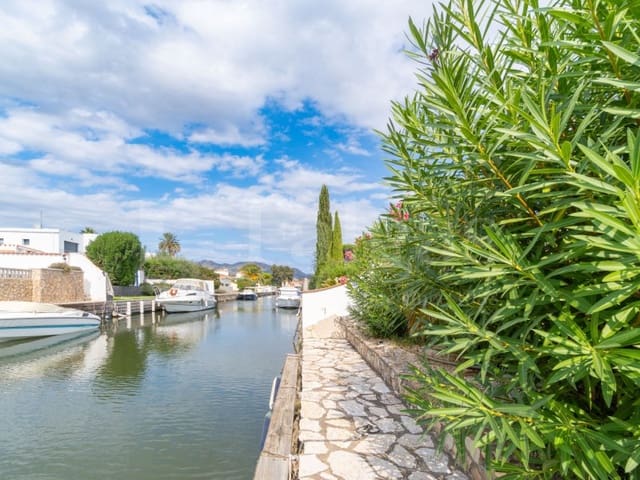 3 slaapkamer Villa te koop in Empuriabrava, Castelló d'Empúries met zwembad garage - € 950.000 (Ref: 10094373)