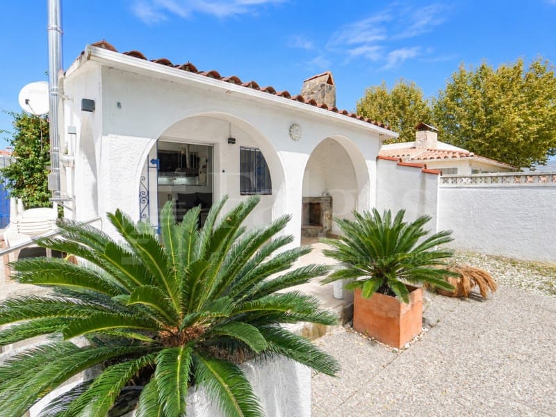6 slaapkamer Villa te koop in Empuriabrava met zwembad garage - € 535.000 (Ref: 10098289)