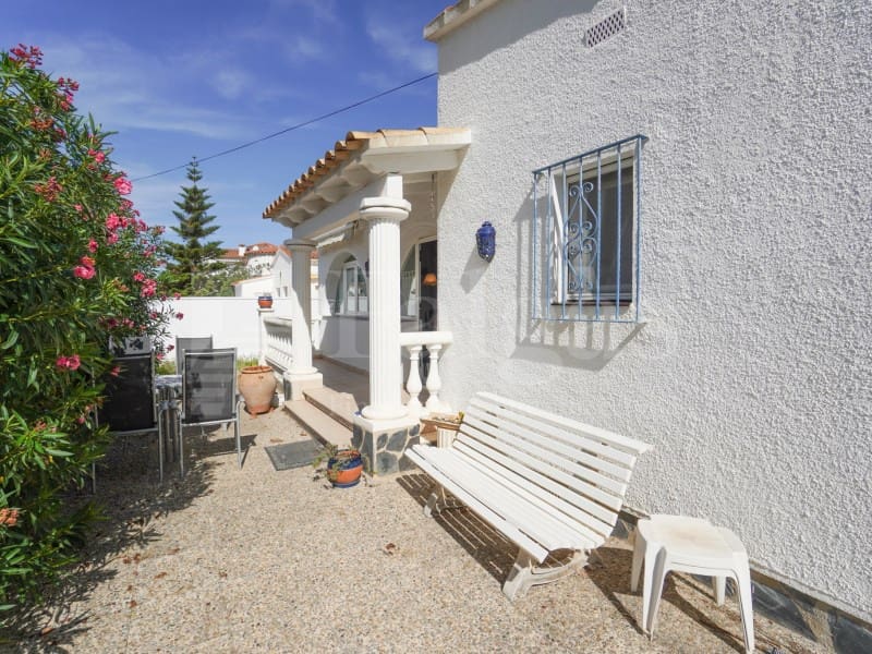 6 slaapkamer Villa te koop in Empuriabrava met zwembad garage - € 535.000 (Ref: 10098289)