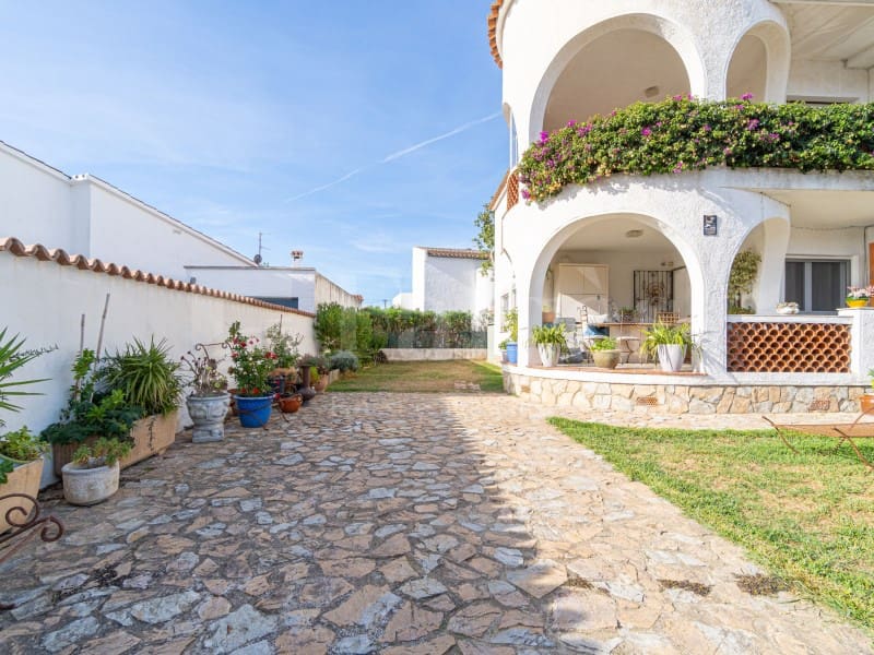 2 quarto Apartamento para venda em Empuriabrava com garagem - 230 000 € (Ref: 10100161)