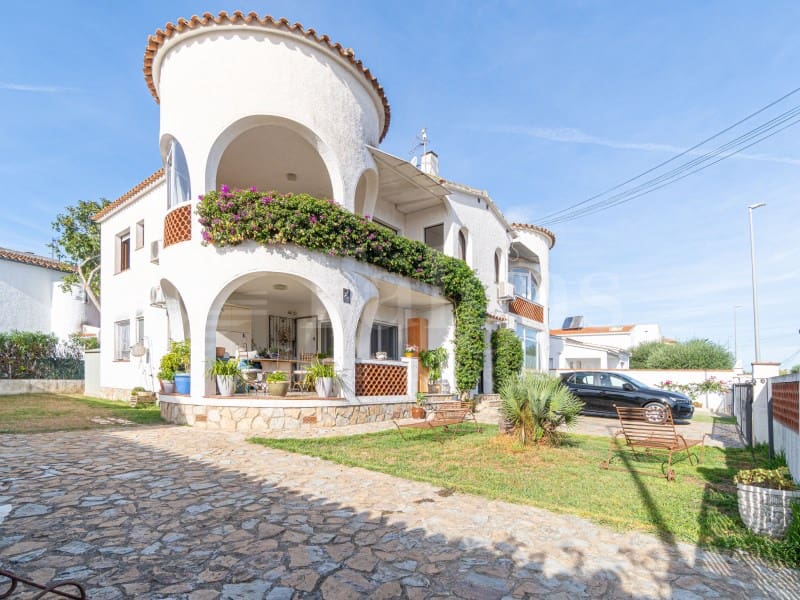 2 quarto Apartamento para venda em Empuriabrava com garagem - 230 000 € (Ref: 10100161)