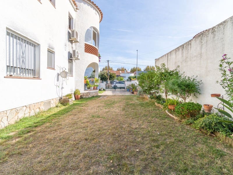 2 quarto Apartamento para venda em Empuriabrava com garagem - 230 000 € (Ref: 10100161)