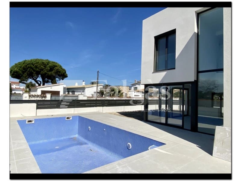 4 chambre Villa/Maison Semi-Mitoyenne à vendre à Empuriabrava avec piscine - 725 000 € (Ref: 10139402)