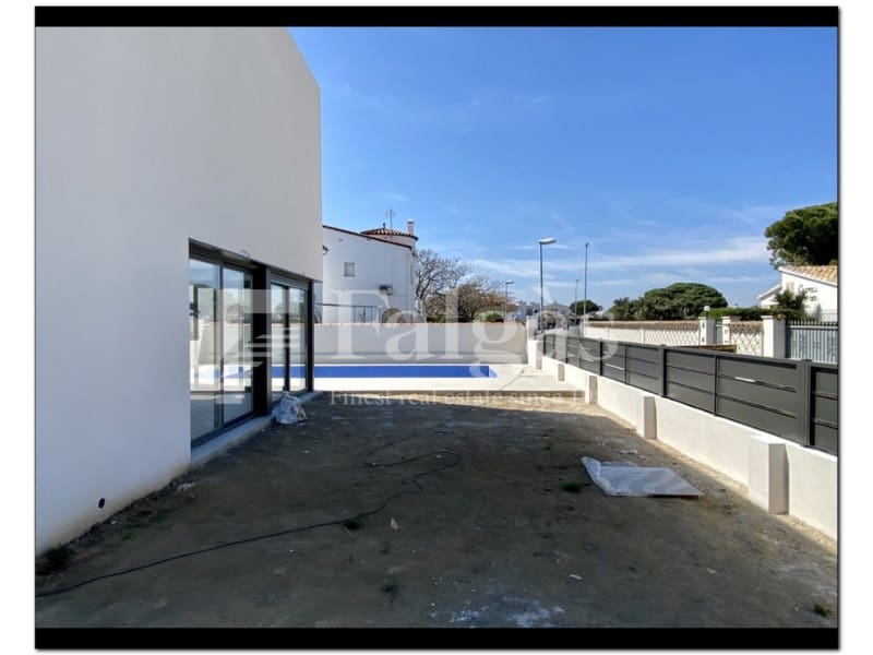 4 chambre Villa/Maison Semi-Mitoyenne à vendre à Empuriabrava avec piscine - 725 000 € (Ref: 10139402)