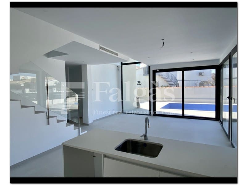 4 chambre Villa/Maison Semi-Mitoyenne à vendre à Empuriabrava avec piscine - 725 000 € (Ref: 10139402)