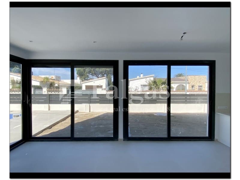 4 chambre Villa/Maison Semi-Mitoyenne à vendre à Empuriabrava avec piscine - 725 000 € (Ref: 10139402)