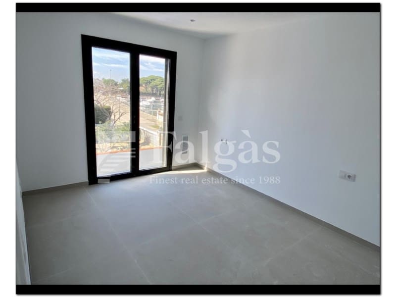 4 chambre Villa/Maison Semi-Mitoyenne à vendre à Empuriabrava avec piscine - 725 000 € (Ref: 10139402)