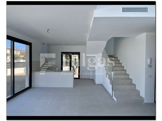 4 quarto Moradia Geminada para venda em Empuriabrava, Castelló d'Empúries com piscina - 725 000 € (Ref: 10139402)