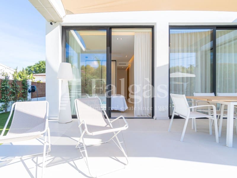 3 bedroom Villa for sale in Empuriabrava with pool garage - € 790,000 (Ref: 10142359)