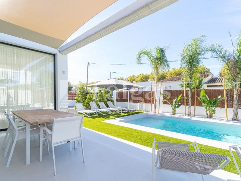 3 bedroom Villa for sale in Empuriabrava with pool garage - € 790,000 (Ref: 10142359)