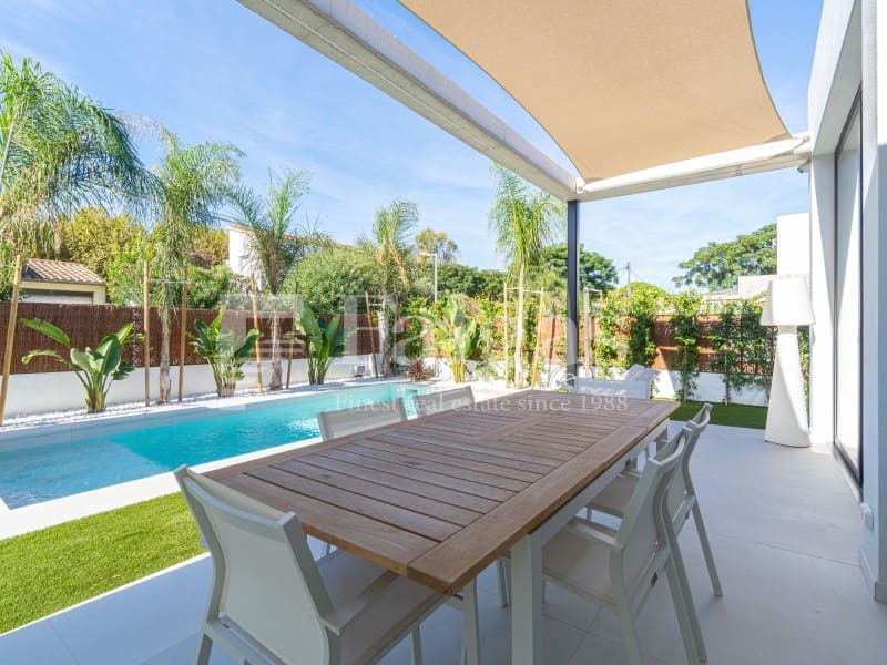 3 bedroom Villa for sale in Empuriabrava with pool garage - € 790,000 (Ref: 10142359)