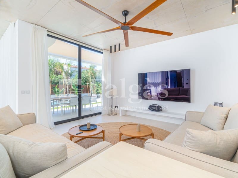 3 bedroom Villa for sale in Empuriabrava with pool garage - € 790,000 (Ref: 10142359)