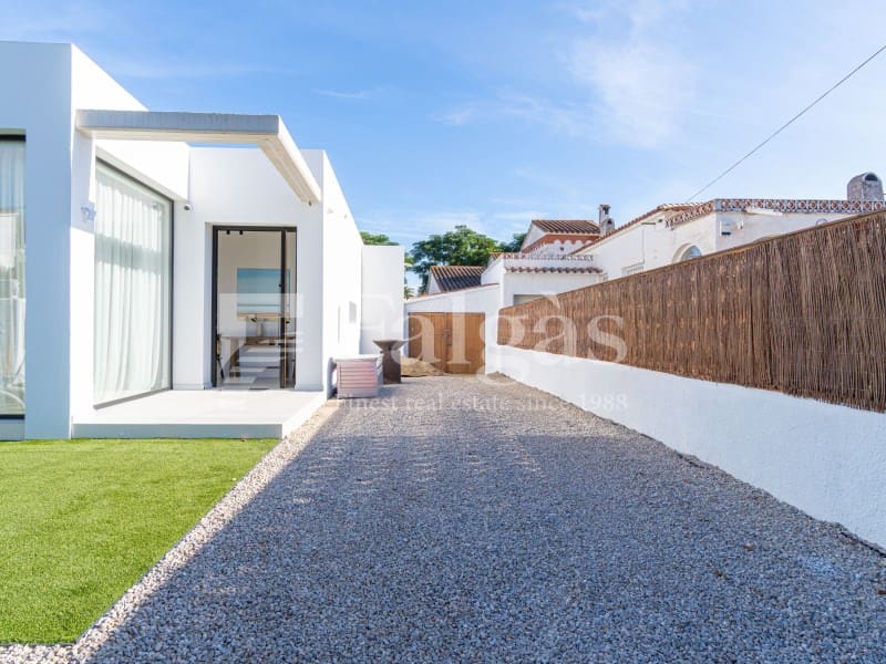 3 bedroom Villa for sale in Empuriabrava with pool garage - € 790,000 (Ref: 10142359)
