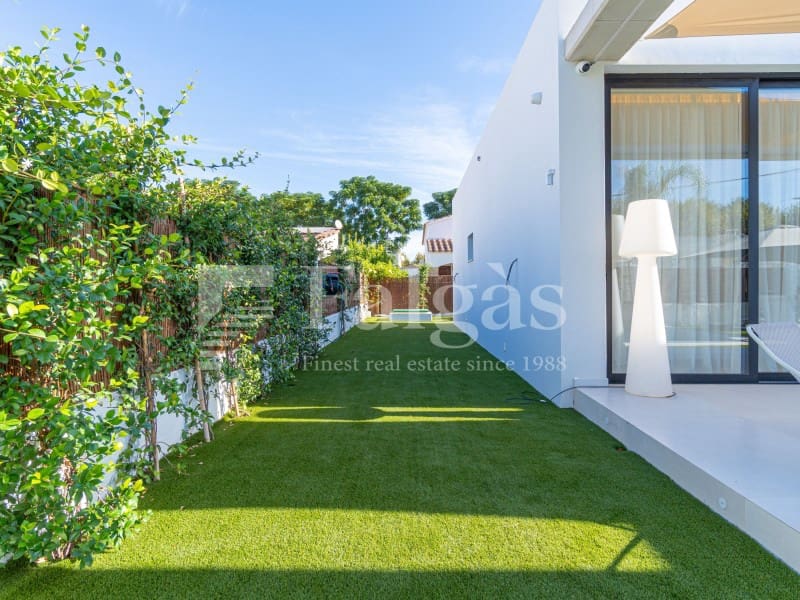 3 bedroom Villa for sale in Empuriabrava with pool garage - € 790,000 (Ref: 10142359)
