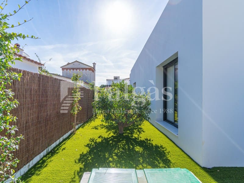 3 bedroom Villa for sale in Empuriabrava with pool garage - € 790,000 (Ref: 10142359)
