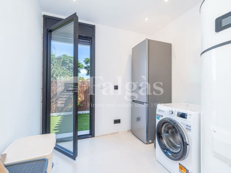 3 bedroom Villa for sale in Empuriabrava with pool garage - € 790,000 (Ref: 10142359)