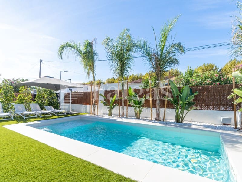 3 bedroom Villa for sale in Empuriabrava with pool garage - € 790,000 (Ref: 10142359)